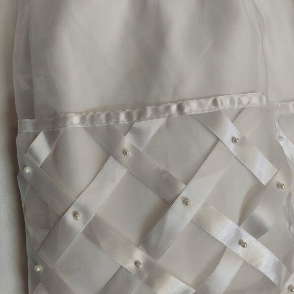 AMERICAN PRINCES WHITE SATIN DRESS WITH PEARL DETAIL - SIZE 6 - Picture 4 of 6